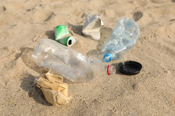Müll Auf Sand Verstreut Großaufnahme Recycling Problem — Stockfoto