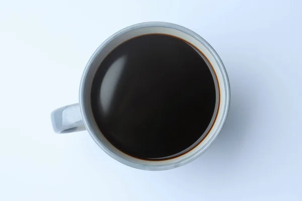 白を基調とした淹れたてのホットコーヒーのマグカップ トップビュー — ストック写真