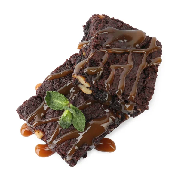 Deliciosos Brownies Chocolate Con Nueces Salsa Caramelo Menta Fresca Sobre — Foto de Stock