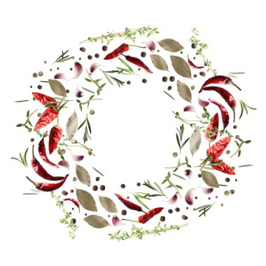 Beyaz arka planda uçuşan birçok farklı baharat