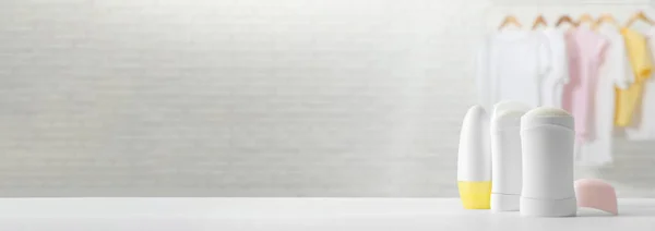 Различные Дезодоранты Белом Столе Комнате Место Текста Баннерный Дизайн — стоковое фото