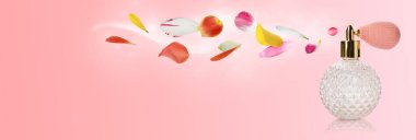 Soluk pembe arka planda çiçekli parfüm şişesi, pankart tasarımı