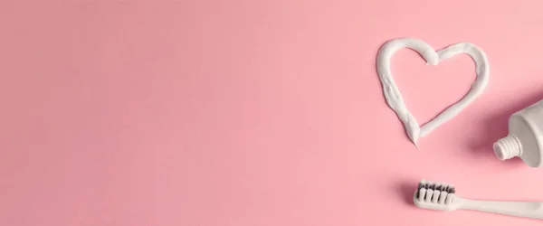 Herzform Aus Zahnpasta Bürste Und Tube Auf Hellrosa Hintergrund Flache — Stockfoto