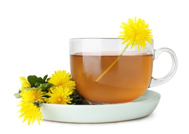 Lezzetli taze çay ve beyaz masada güzel karahindiba çiçekleri.