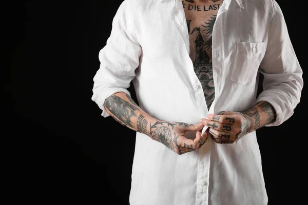 Junger Mann Mit Tätowierungen Körper Vor Schwarzem Hintergrund Nahaufnahme — Stockfoto