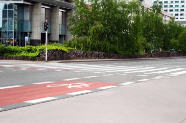 Şehirde bisiklet yolu ve yaya geçidi var.