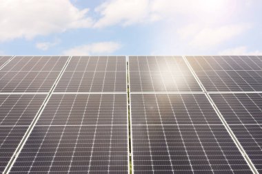 Güneşli bir günde güneş panelleri açık havada. Alternatif enerji