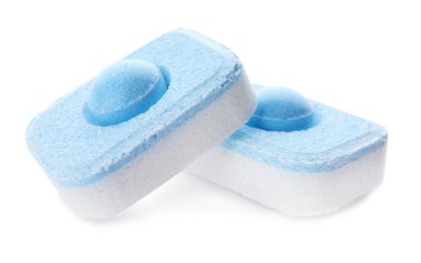 Beyaz üzerine izole edilmiş iki su yumuşatıcı tablet.