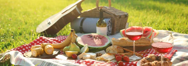 Manta Picnic Con Deliciosa Comida Bebidas Aire Libre Día Soleado — Foto de Stock