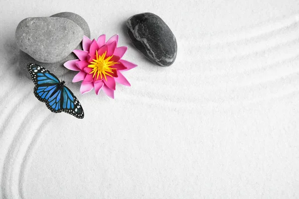 Schöner Schmetterling Blume Und Steine Auf Weißem Sand Mit Muster — Stockfoto