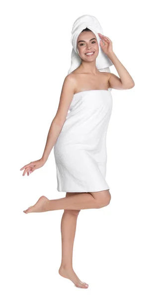 Bella Giovane Donna Con Asciugamani Sfondo Bianco — Foto Stock