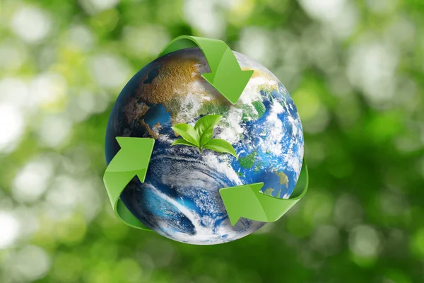 Recyclingkonzept Erdplanet Mit Grünen Pfeilen Und Blättern Auf Verschwommenem Hintergrund — Stockfoto