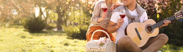 Beau Couple Pique Niquer Dans Parc Jour Ensoleillé Printemps Vue — Photo