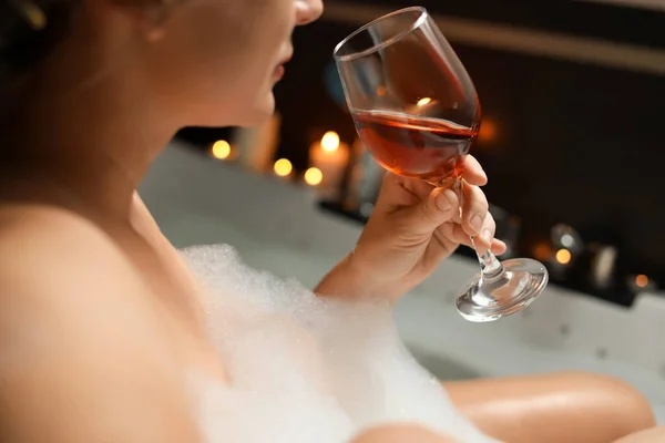 Frau Trinkt Wein Während Sie Schaumbad Nimmt Nahaufnahme Romantische Atmosphäre — Stockfoto