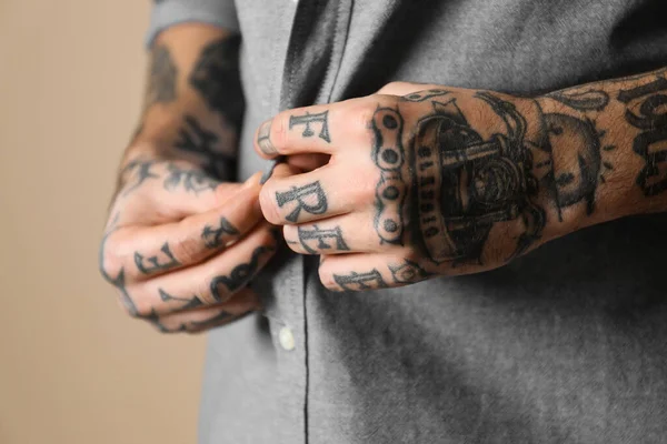 Jovem Com Tatuagens Corpo Contra Fundo Bege Close — Fotografia de Stock