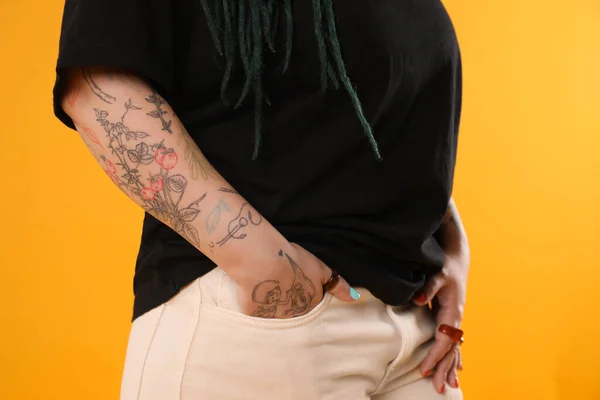 Mujer Joven Con Tatuajes Brazo Sobre Fondo Amarillo Primer Plano —  Fotos de Stock