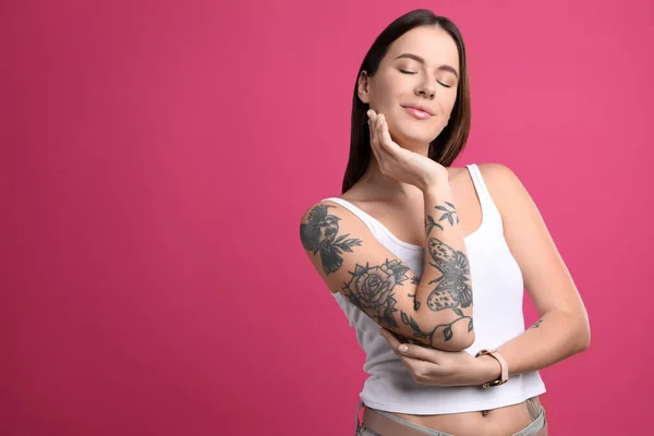 Mooie Vrouw Met Tattoos Arm Tegen Roze Achtergrond Ruimte Voor — Stockfoto