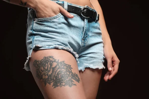 Жінка Татуюваннями Тілі Чорному Тлі Крупним Планом — стокове фото