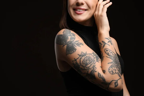 Vacker Kvinna Med Tatueringar Armen Mot Svart Bakgrund Närbild Plats — Stockfoto
