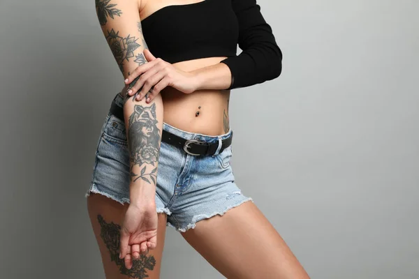 Vacker Kvinna Med Tatueringar Kroppen Mot Grå Bakgrund Närbild Plats — Stockfoto