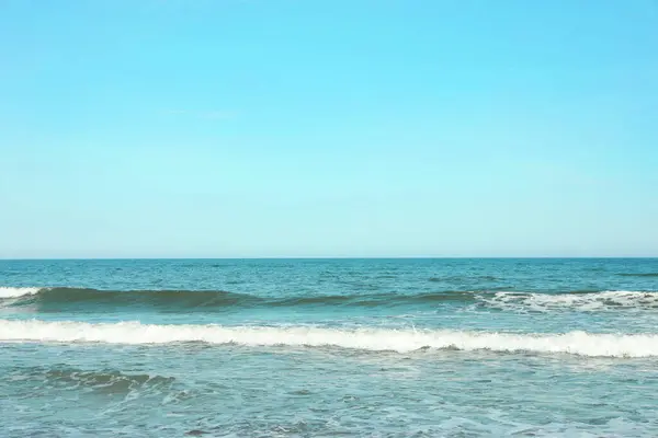 Schilderachtig Uitzicht Prachtige Zee Blauwe Lucht Zonnige Dag — Stockfoto