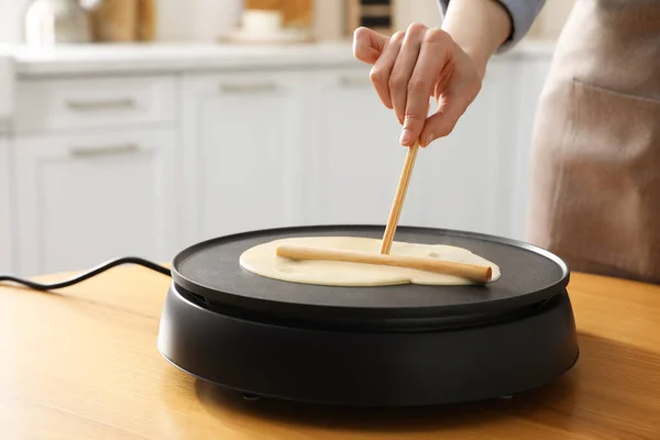 Mutfaktaki Gözleme Makinesinde Nefis Krep Pişiren Kadın Yakın Plan — Stok fotoğraf