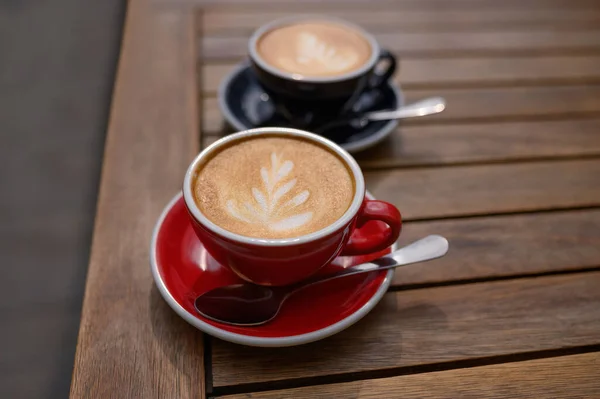 木のテーブルの上の香りのコーヒーカップ — ストック写真