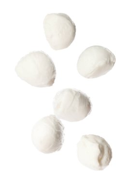 Mozzarella peynir topları beyaz arkaplana düşüyor