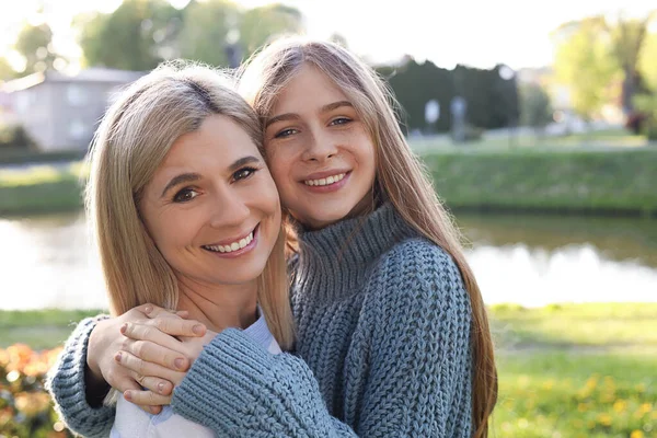 Mère Heureuse Avec Fille Passer Temps Ensemble Dans Parc Jour — Photo