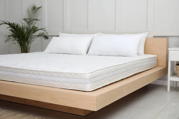 Lit Bois Avec Matelas Blanc Doux Oreillers Intérieur Chambre Confortable — Photo