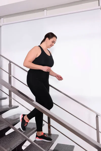 Overgewicht Vrouw Sportkleding Loopt Beneden Binnen — Stockfoto
