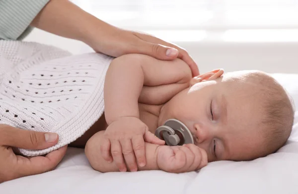 Madre Cubriendo Bebé Dormido Con Manta Punto Casa —  Fotos de Stock