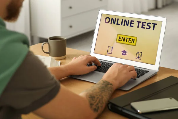 Man Neemt Online Test Laptop Aan Het Bureau Binnen Close — Stockfoto