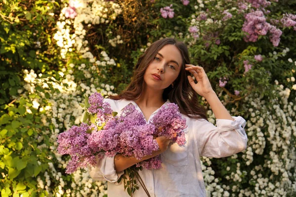 Atrakcyjna Młoda Kobieta Liliowymi Kwiatami Świeżym Powietrzu — Zdjęcie stockowe