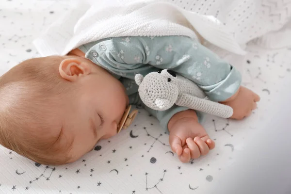 Bebê Adorável Com Brinquedo Dormindo Pacificamente Cama — Fotografia de Stock