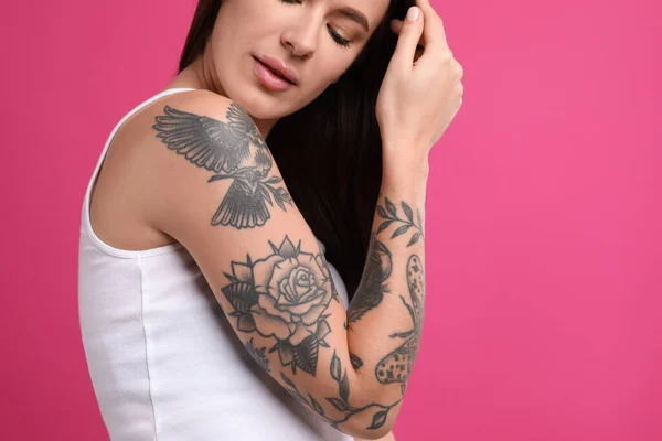 Mooie Vrouw Met Tatoeages Arm Tegen Roze Achtergrond Close — Stockfoto