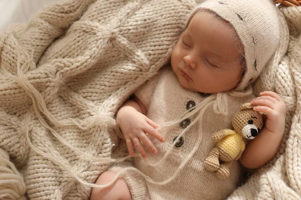 Adorable Bebé Recién Nacido Con Oso Juguete Durmiendo Cesta Vista — Foto de Stock