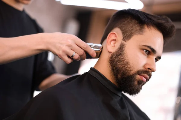 Cabeleireiro Profissional Trabalhando Com Cliente Barbearia — Fotografia de Stock