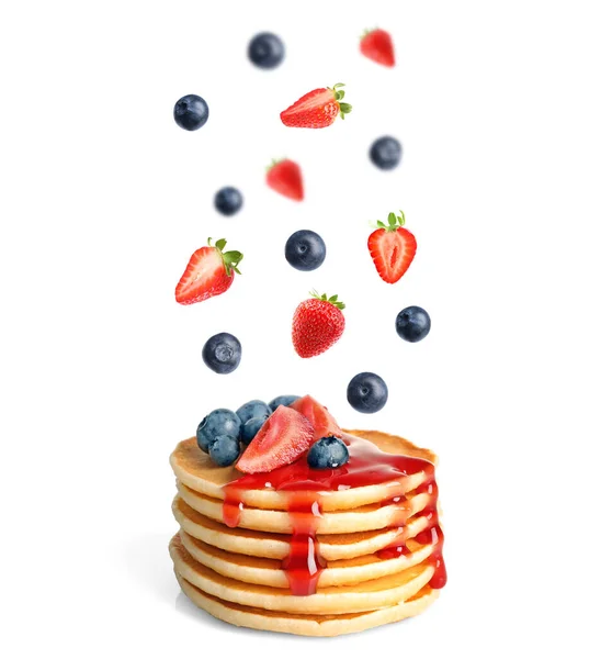 Stroberi Dan Blueberry Segar Jatuh Pancake Ditumpuk Dengan Latar Belakang — Stok Foto