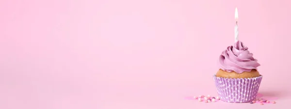 Вкусный Праздничный Кекс Горящей Свечой Брызгами Розовом Фоне Место Текста — стоковое фото