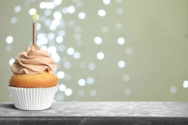Délicieux Cupcake D'anniversaire Avec Bougie De Feu D'artifice Sur La Table  Sur Fond Sombre Photo stock - Image du dessert, calories: 209985756