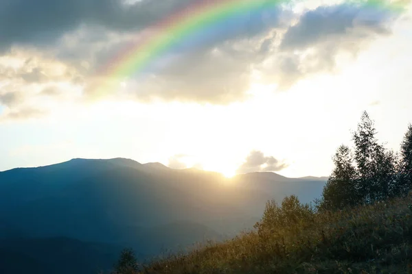 Malerische Berglandschaft Und Schöner Regenbogen Himmel — Stockfoto