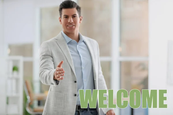 Feliz Hombre Negocios Ofreciendo Apretón Manos Interior Concéntrese Mano Bienvenido — Foto de Stock