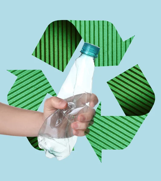 Ілюстрація Символу Переробки Жінки Тримає Пластикову Пляшку Світло Блакитному Тлі — стокове фото