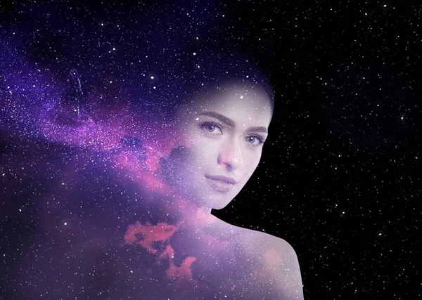 Güzel Bir Kadın Yıldızlı Bir Gökyüzü Astroloji Kavramı — Stok fotoğraf