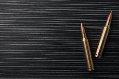 Siyah ahşap masada iki kurşun, düz yerde. Metin için boşluk