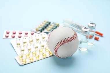 Beyzbol topu ve uyuşturucu açık mavi arka planda. Doping kavramı