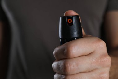 Biber gazı kullanan adam, yakın plan. Metin için boşluk