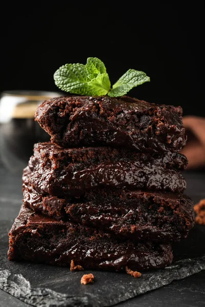 Deliciosos Brownies Chocolate Com Hortelã Fresca Mesa Preta — Fotografia de Stock