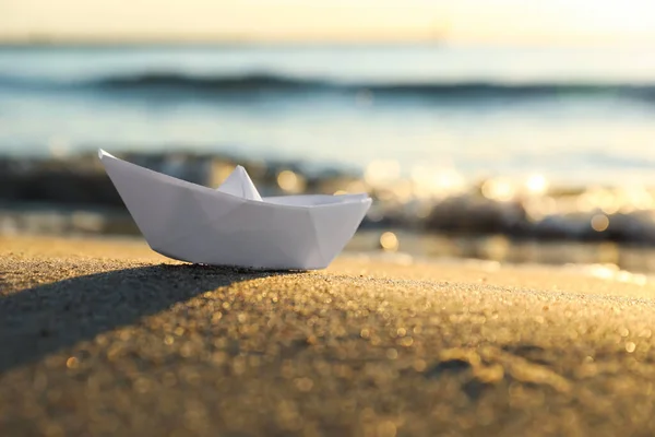 White Paper Boat Sand Sea Sunset Closeup Space Text — Stockfoto